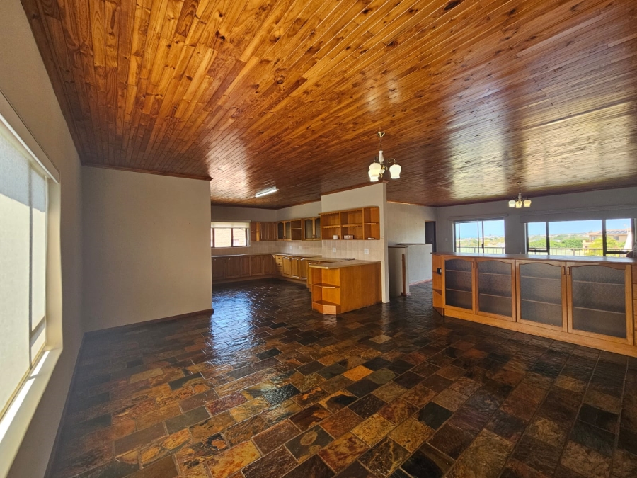 To Let 5 Bedroom Property for Rent in Stilbaai Wes Western Cape